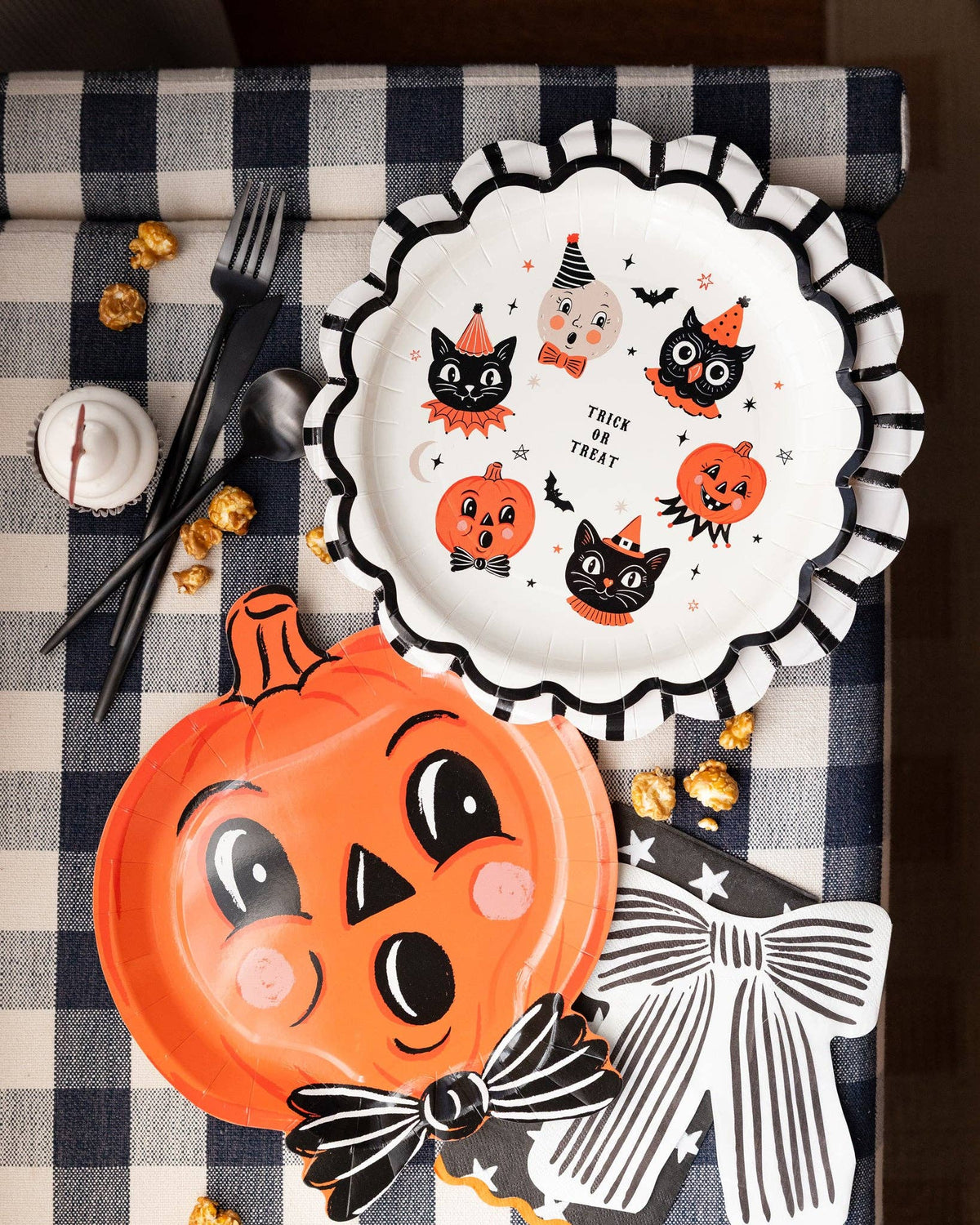 VHP1340 - Vintage Halloween Characters Plate