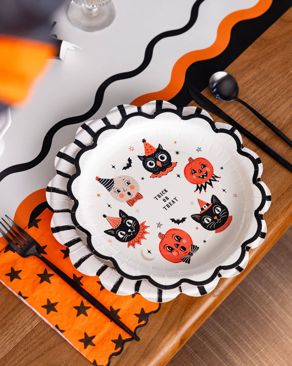 VHP1340 - Vintage Halloween Characters Plate